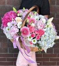 Композиция солнечный день в Лобва Цветочная композиция из Розы, Хризантемы, Пионы и Лизиантусы в корзине в Лобва
