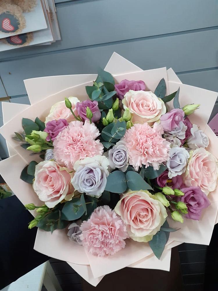 Букет цветов из: Розы, Гвоздики и Лизиантусы в Лобва