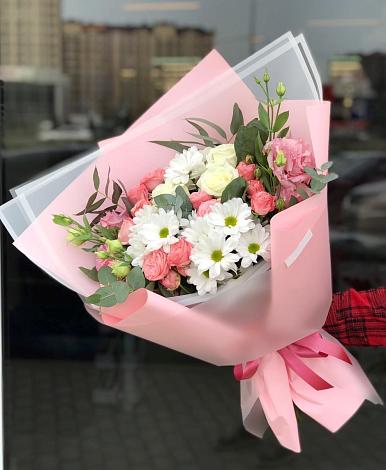 Букет цветов из: Розы, Лизиантусы и Хризантемы в Лобва
